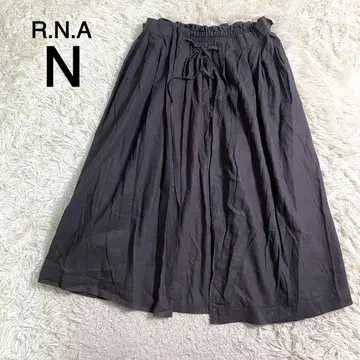 R.N.A N 다크 그레이 컬러 플레어 스커트