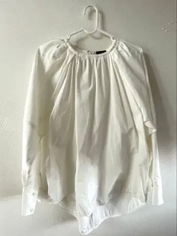 LUDLOW 화이트 벌룬 슬리브 상의