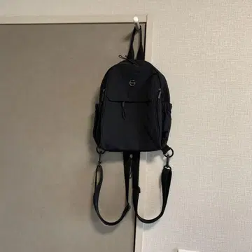 블랙의 심플 백팩