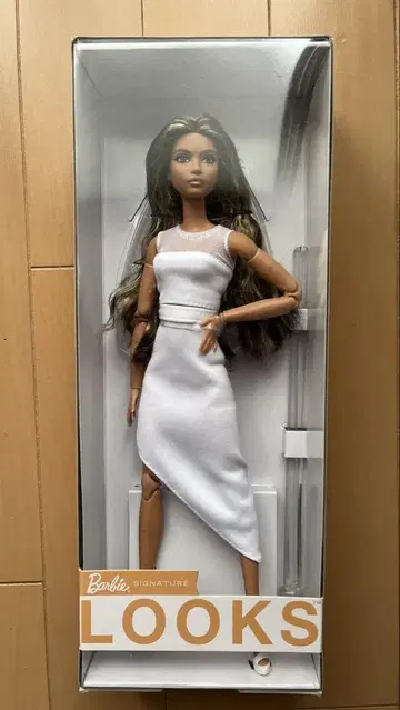 새상품, 미개봉! Barbie Looks 화이트 드레스