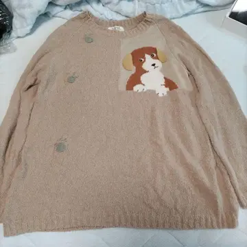 HIKOSEN CARA 비행선 강아지 자수 베이지색 긴팔 니트 스웨터