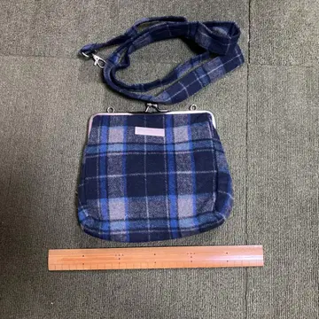 네이비 체크 무늬 숄더백