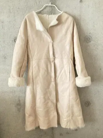 [ 시착만 한 상품 컨디션 최상 ] 무스탕 코트 크림색 전체 퍼
