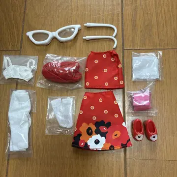 네오 브라이스 팬시 팬지 디폴트 의상의 일부