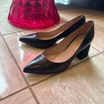 새상품급 블랙 포인티드 청키힐