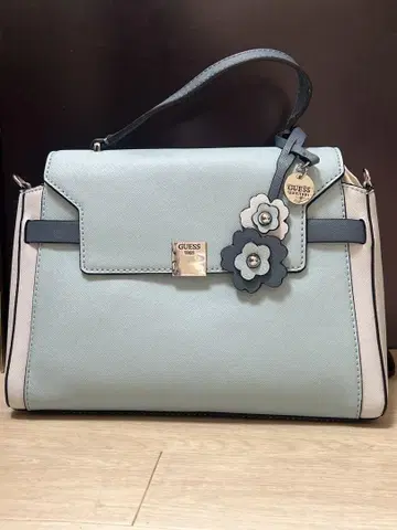 GUESS 라이트 블루 숄더백