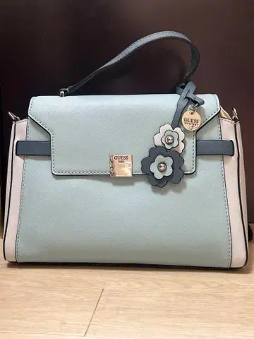 GUESS 라이트 블루 숄더백