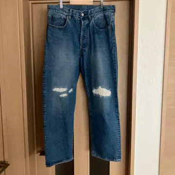 데미지 가공 다크 블루 데님 청바지