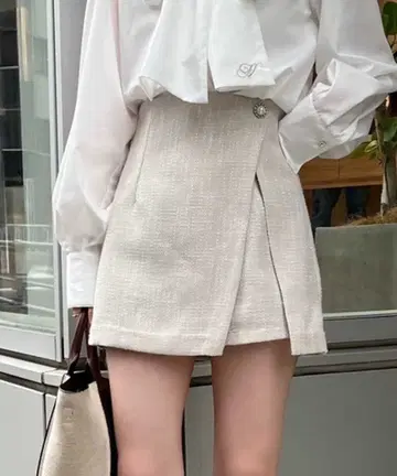 NICE CLAUP 비쥬 버튼 치마바지 그레이쉬 베이지