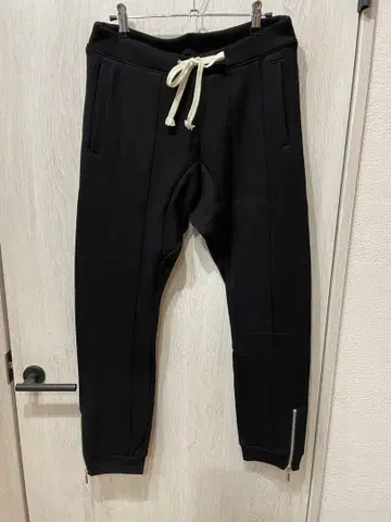 SLIMANE 블랙 조거 팬츠 사이드 지퍼 포함