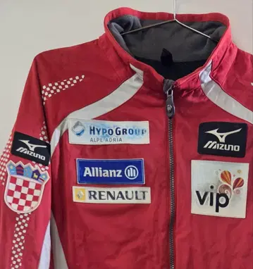 미즈노 빨간색 점퍼 스폰서 포함