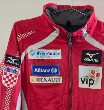 미즈노 빨간색 점퍼 스폰서 포함