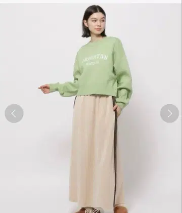 [니코앤드] 사이드 라인 벨로아 플레어 스커트