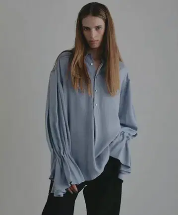 이번 시즌 ETRE TOKYO 캔디 슬리브 실키 셔츠