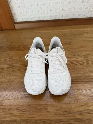 스케쳐스 화이트 컬러 슬립인 스니커즈 23.5cm