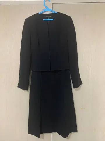 블랙 자켓과 플레어 원피스 세트