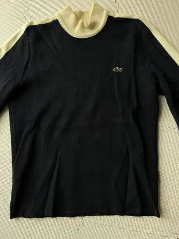 가격 대폭 인하 Lacoste 터틀넥 니트 블랙/아이보리