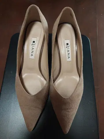 Diana 베이지 스웨이드 펌프스 낮은 힐