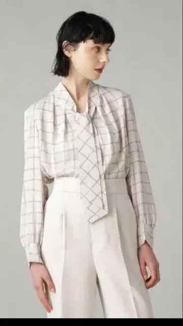 화이트 계열 체크 무늬 리본 포함 긴팔 셔츠