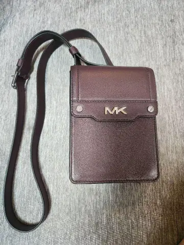 MK 다크 브라운 숄더백