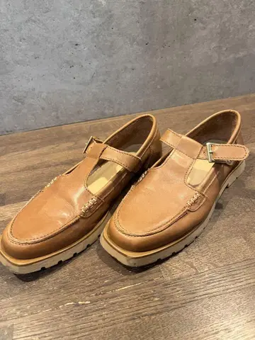 브라운 가죽 스트랩 슈즈