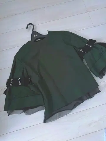 sacai 다크 그린 플레어 슬리브 셔츠