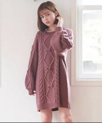 [ MAJESTIC LEGON ] 폼폼 포함 케이블 니트 원피스