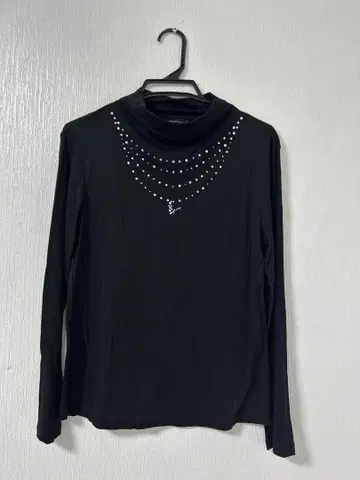 발렌자 40 비쥬 장식 블랙 긴팔 하이넥