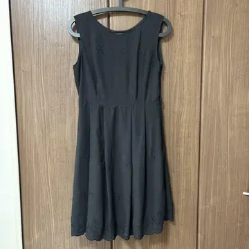 블랙 슬리브리스 무릎 기장 원피스 사이즈 L