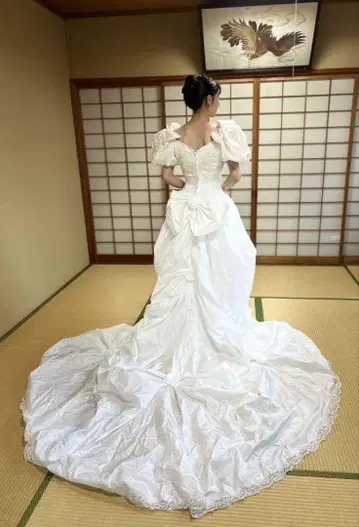 화이트 웨딩 드레스 트레인 포함 베일 포함