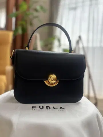 FURLA 블랙 가죽 핸드백