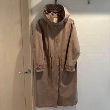 B:MING 후드 부착 베이지 롱 코트