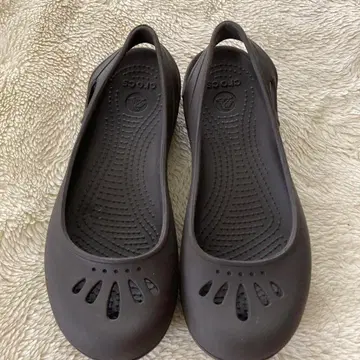 Crocs 블랙 플랫 샌들 W6