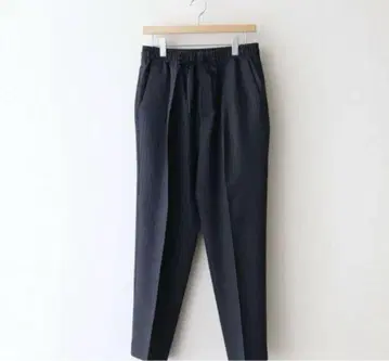 MARKAWARE PEGTOP EASY TROUSERS 인디고 스트라이프
