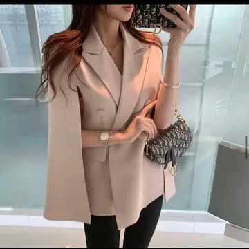 케이프 스타일 베이지 자켓 (디홀릭)