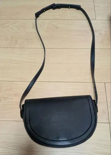 유나이티드 애로우즈 반달형 숄더백 블랙