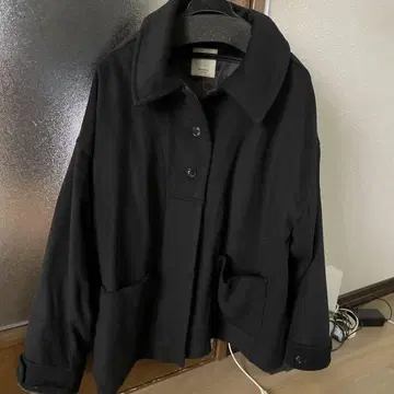 블랙 버튼이 달린 피코트, tukuroi라는 브랜드입니다.