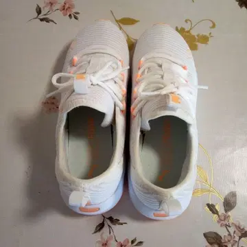 PUMA 소프트라이드 화이트 스니커즈 핑크 악센트 푸마 인기