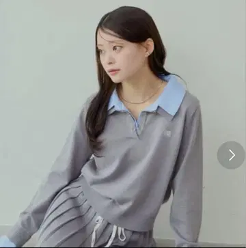 Chico 자수 장식 카라 부착 폴로 니트 그레이