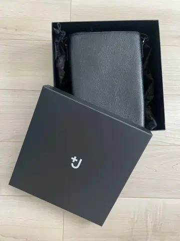 UNIQLO 블랙 가죽 숄더백