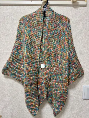 귀여운 배색의 니트 판초