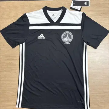 새상품 아디다스 디즈니 콜라보 반팔 T셔츠 M 블랙/화이트