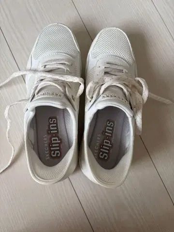 Skechers Slip-Ins 화이트 스니커즈