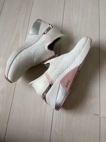 SKETCHERS 화이트/핑크 슬립온 통굽