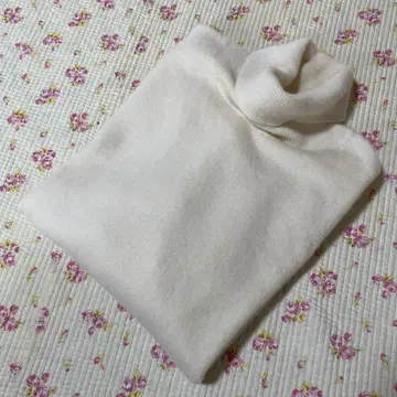 유니클로 캐시미어 100% 터틀넥 스웨터 L 크림색 DMW