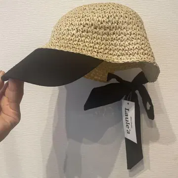 베이지와 블랙 리본 포함 밀짚모자