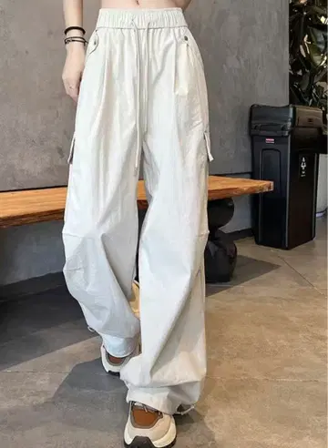 화이트 카고 팬츠 경량 소재