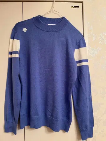 DESCENTE 파란색 크루넥 스웨터