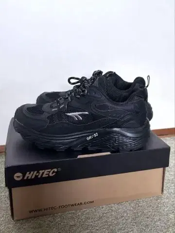 HI-TEC 블랙 스니커즈