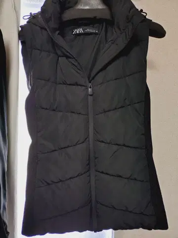 [컨디션 최상] ZARA 블랙 다운 베스트 후드 부착 블랙